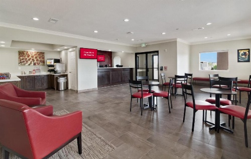 Red Roof PLUS+ Galveston - Beachfront image 25
