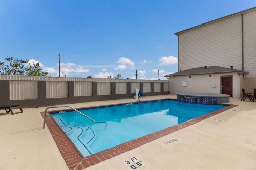 Red Roof PLUS+ Galveston - Beachfront image 26