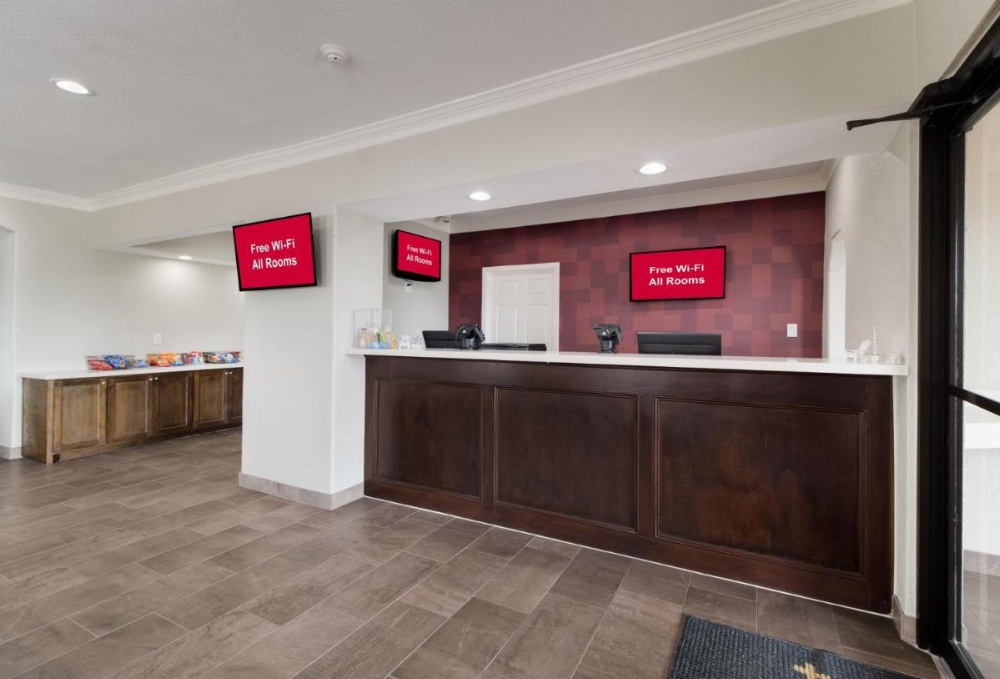 Red Roof PLUS+ Galveston - Beachfront Image 28
