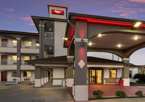 Red Roof PLUS+ Galveston - Beachfront image 29