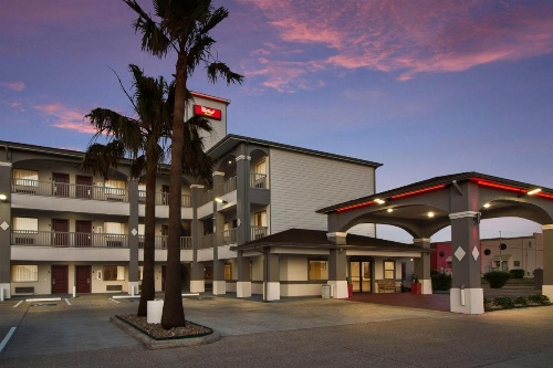 Red Roof PLUS+ Galveston - Beachfront image 30