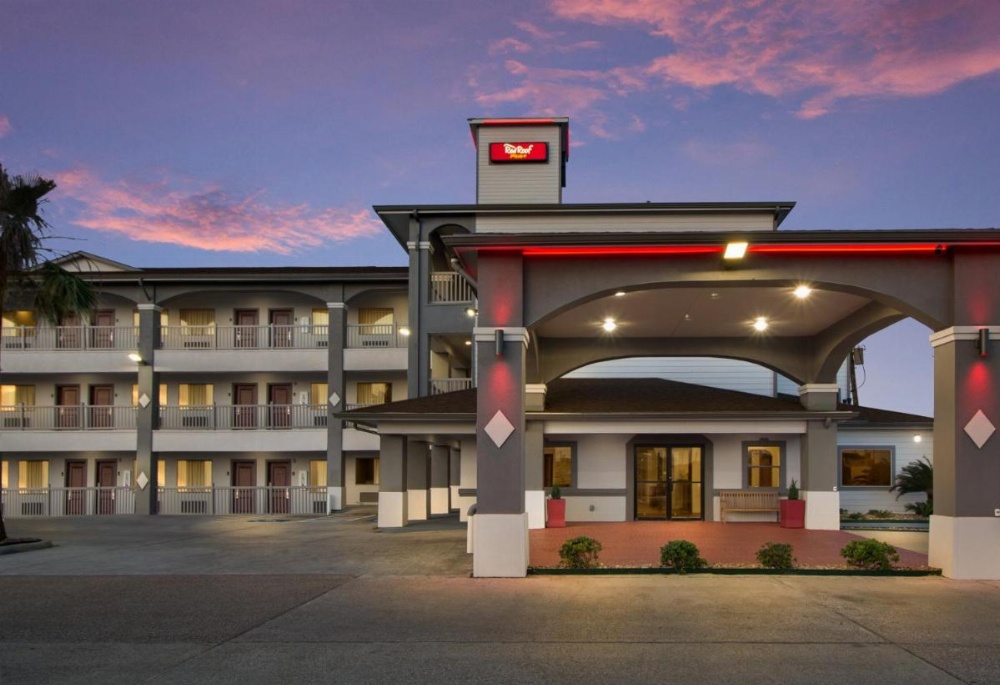 Red Roof PLUS+ Galveston - Beachfront Image 31