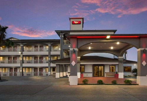 Red Roof PLUS+ Galveston - Beachfront image 31