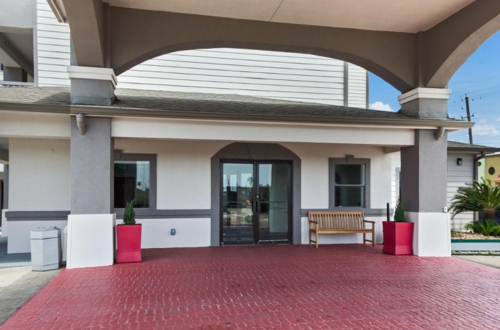Red Roof PLUS+ Galveston - Beachfront Image 32