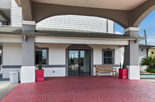 Red Roof PLUS+ Galveston - Beachfront image 32