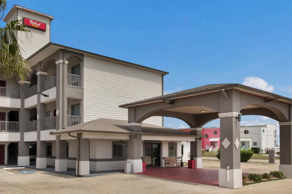 Red Roof PLUS+ Galveston - Beachfront Image 33