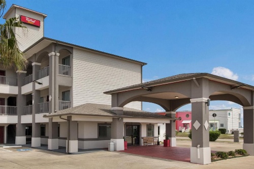 Red Roof PLUS+ Galveston - Beachfront image 33