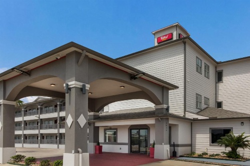 Red Roof PLUS+ Galveston - Beachfront image 34